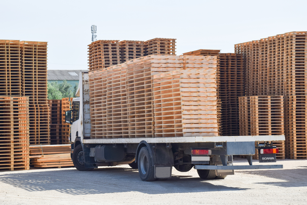 How to wrap timber pallets